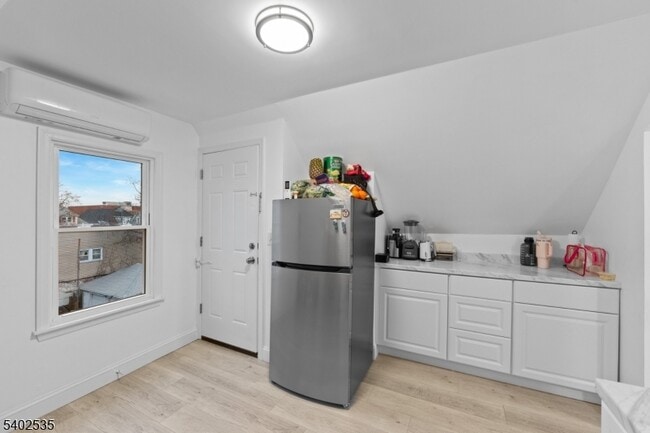 Building Photo - 56 Yereance Ave