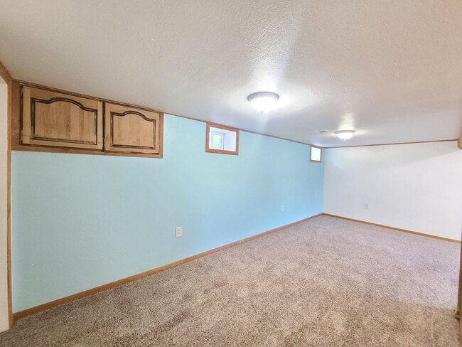 Building Photo - $2,200- 4 Bed / 2 Bath House on an Almost Acre Lot in Spokane Valley