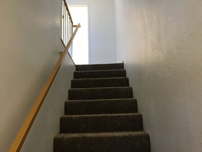 Building Photo - 2 Bedroom Reno Condo in Gated Community...