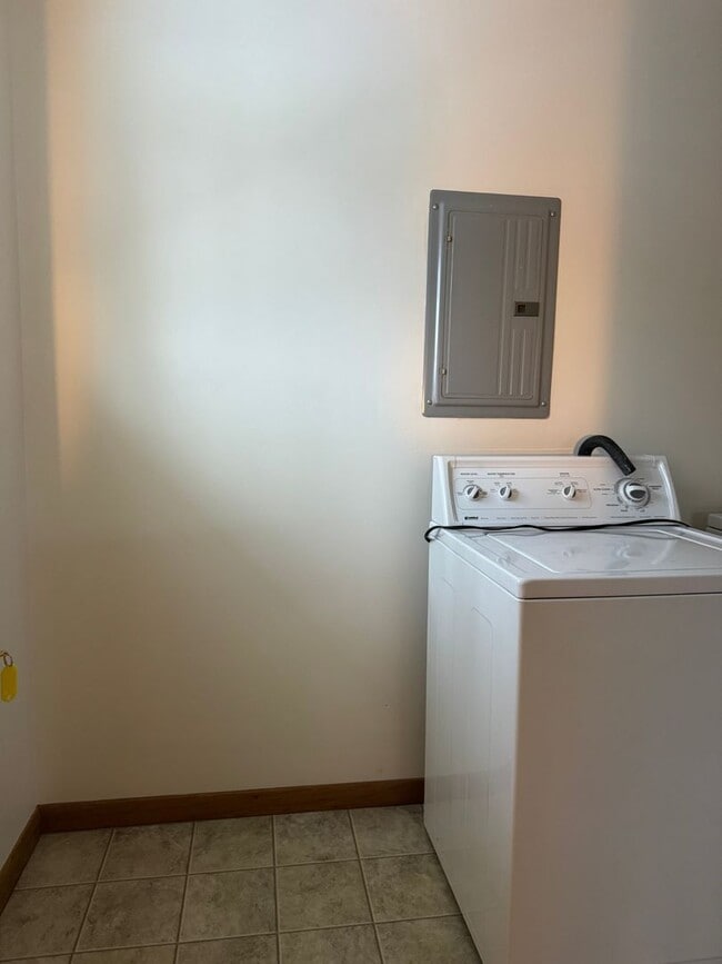 Building Photo - 2 bedroom 1 bath second floor unit