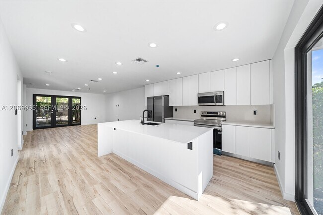 Building Photo - 11 NE 51st St