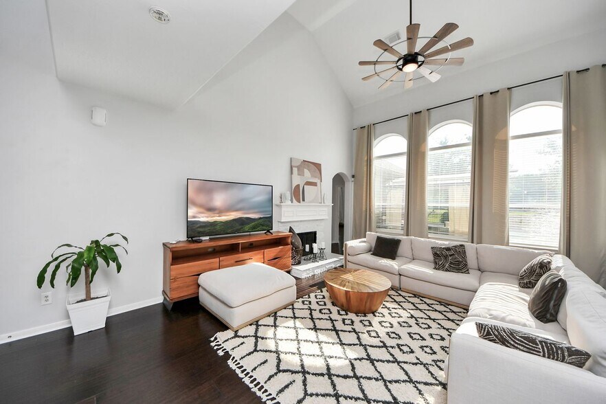 Building Photo - 30214 Vinebriar Dr