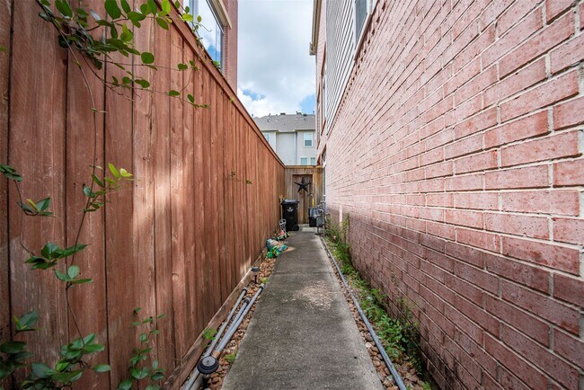 Building Photo - 34 Waugh Dr
