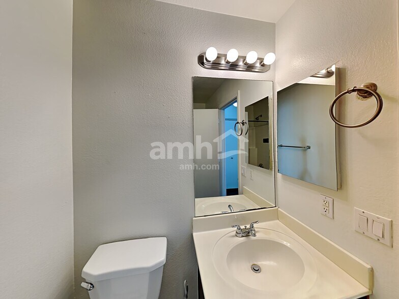 Building Photo - 1303 N Balboa Dr