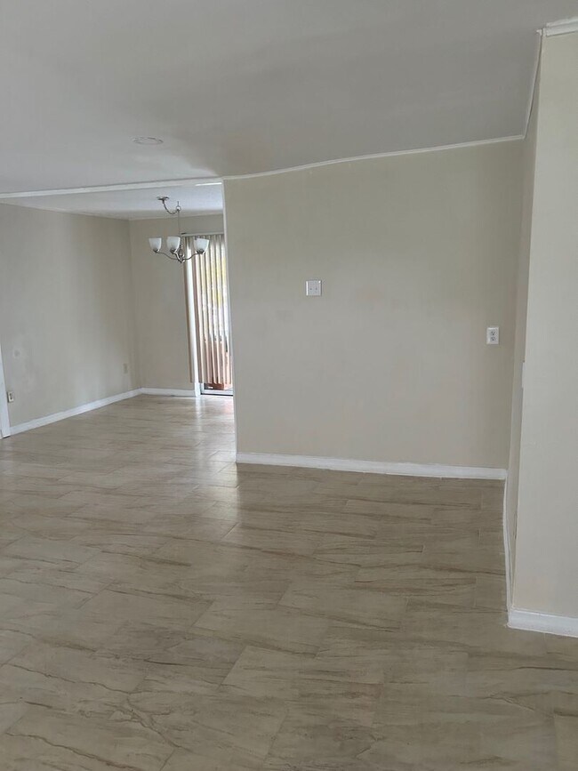Building Photo - 4BD/2BA on the Island!