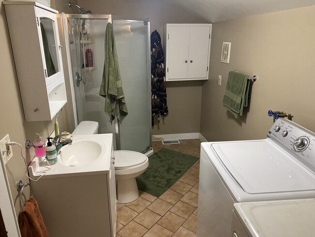 Building Photo - 2617 Maple Ave NE