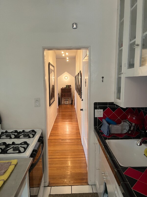 Building Photo - 464 N Stanley Ave