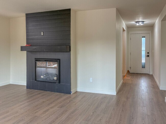 Building Photo - 3 Bedroom 2 Bath in Scappoose- Do Not Miss...