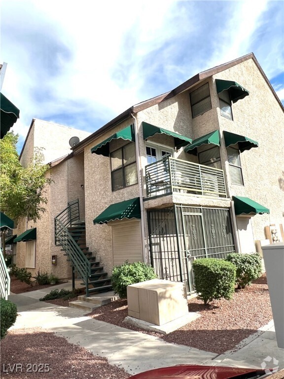 Building Photo - 490 Elm Dr