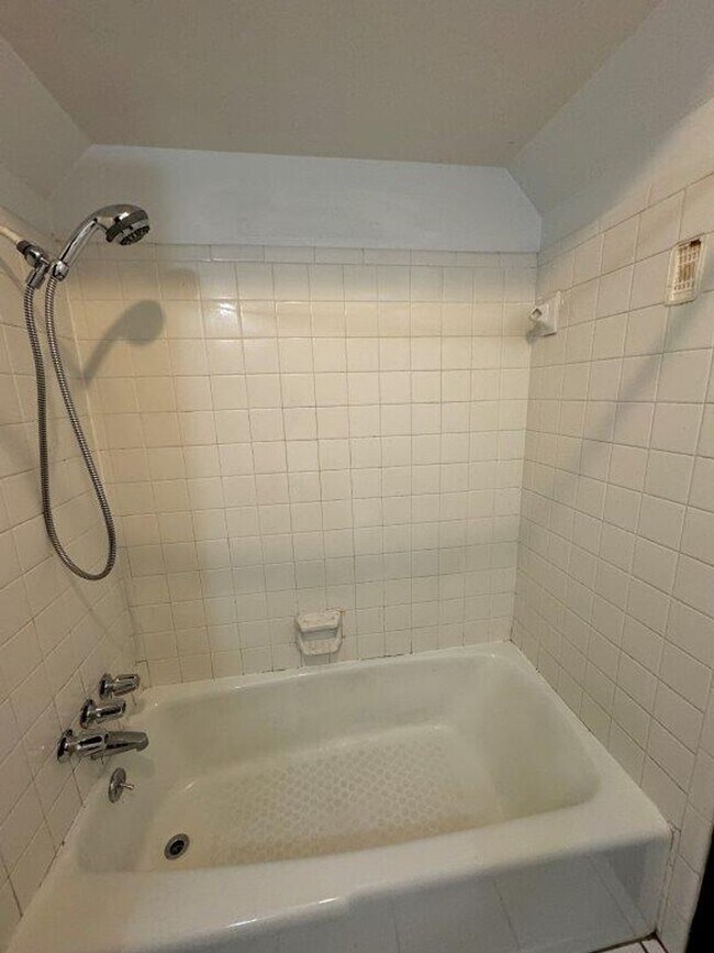 Building Photo - New paint, ready for move in, 3 bed 2 bath, 2 car in south OKC!