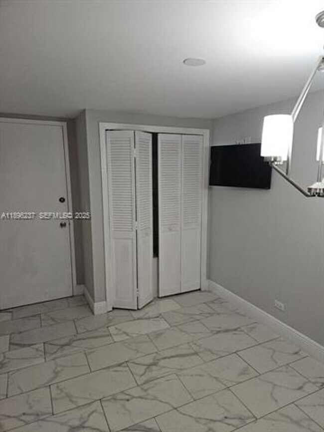 Building Photo - 1800 NE 114th St