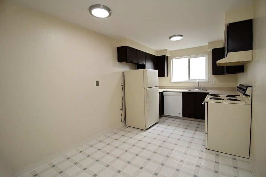 Building Photo - 11102-11130 SW 62nd Ave