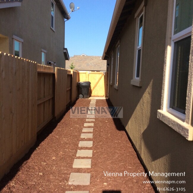 Building Photo - SINGLE STORY HOME IN ROSEVILLE!!!