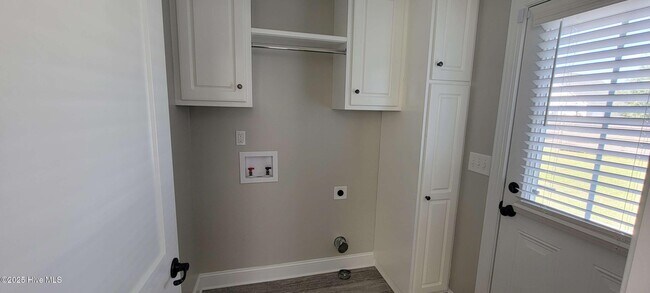 Building Photo - 3924 Pensacola Dr