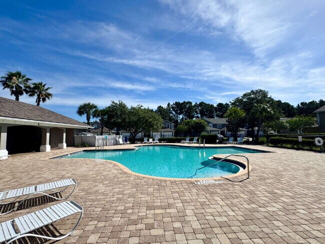 Building Photo - The Gables 2BR | 2.5BA Townhome!