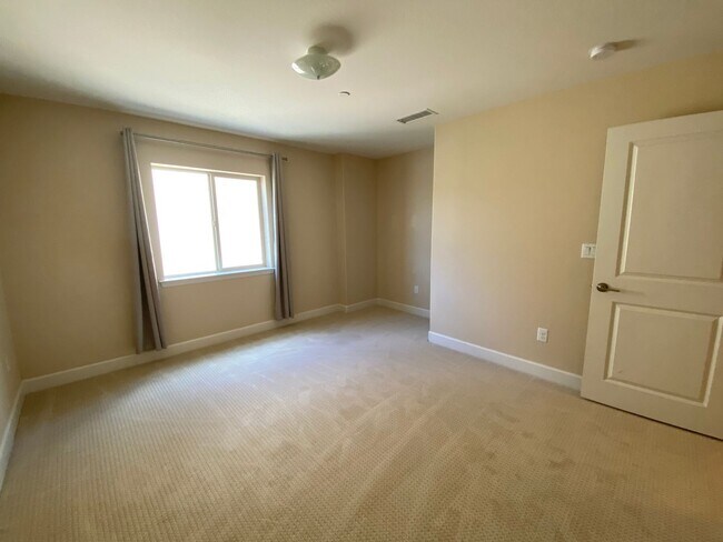 Building Photo - Remodeled 4 bedroom 3 bath home in Moorpark