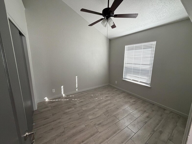 Building Photo - 4724 Loma de Cobre Dr