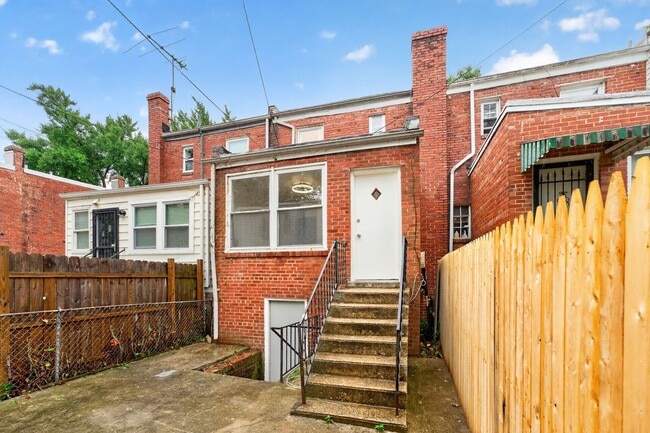 Building Photo - Large 4BR Row House with Basement