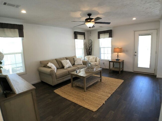 Building Photo - 346 Eland Dr