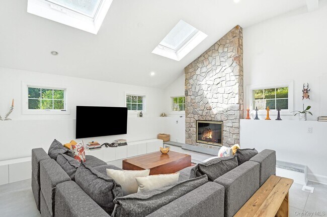 Building Photo - 60 Hillside Ln