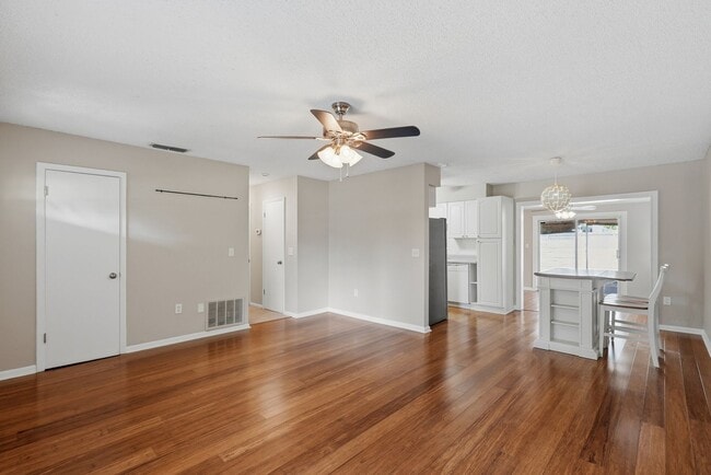 Building Photo - Quiet neighborhood, Centrally located, 3 bedroom 2 bath home in NW