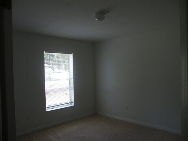 Building Photo - 17 Philmont Ln