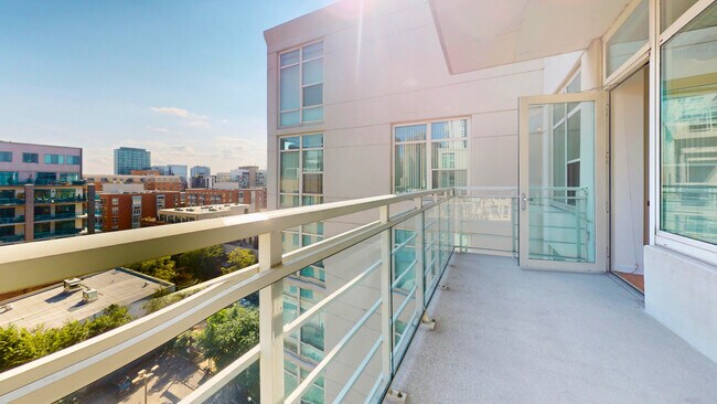Building Photo - 909 W Washington Blvd