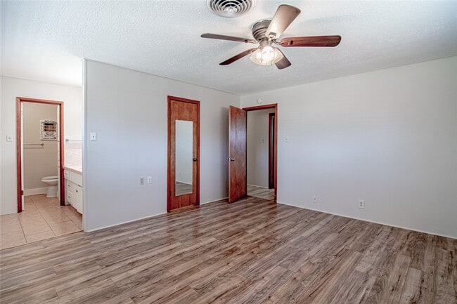 Building Photo - 365 FM247