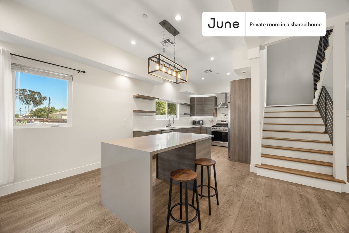 Building Photo - Private bedroom in 4 bed/4 bath Home