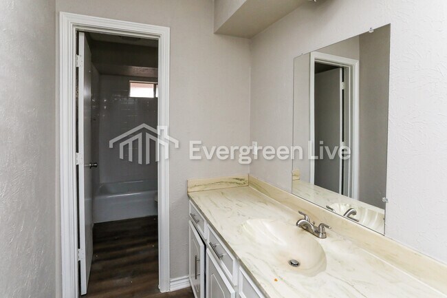 Building Photo - 715 San Juan Dr