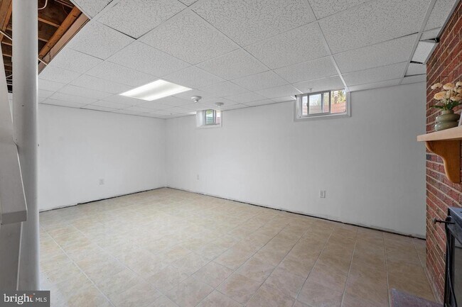 Building Photo - 9201 Rosemont Dr