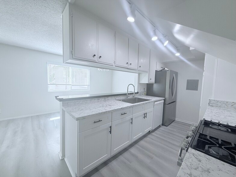 Building Photo - 10634 Holman Ave