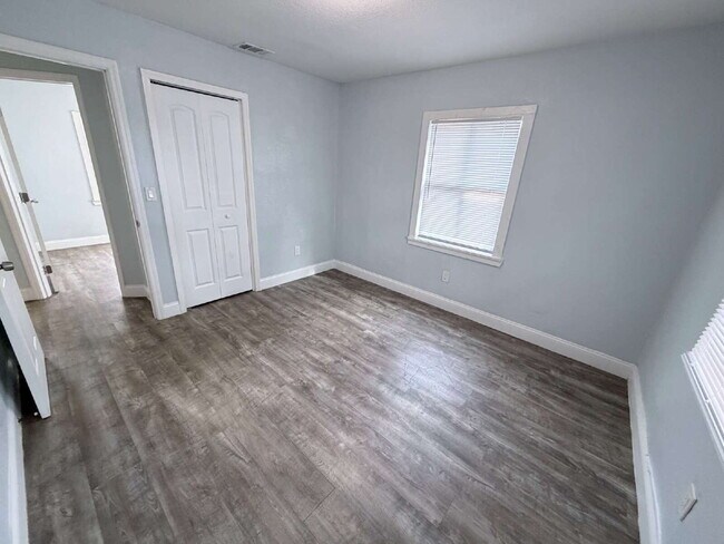 Building Photo - Charming home features 3 spacious bedrooms and 2 updated bathrooms