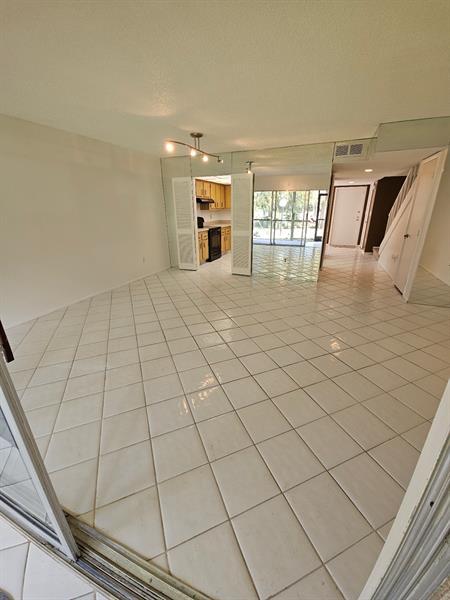 Building Photo - 4114 Inverrary Dr