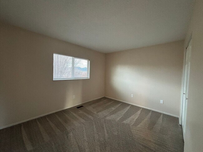 Building Photo - 5 Bed, 2 Bath Ranch-style w/ A/C! - Available Now! - MileStone Real Estate Services