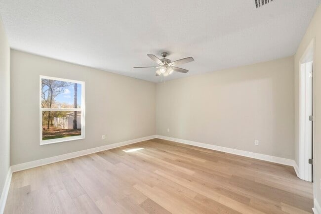 Building Photo - 1336 W Cary Dr