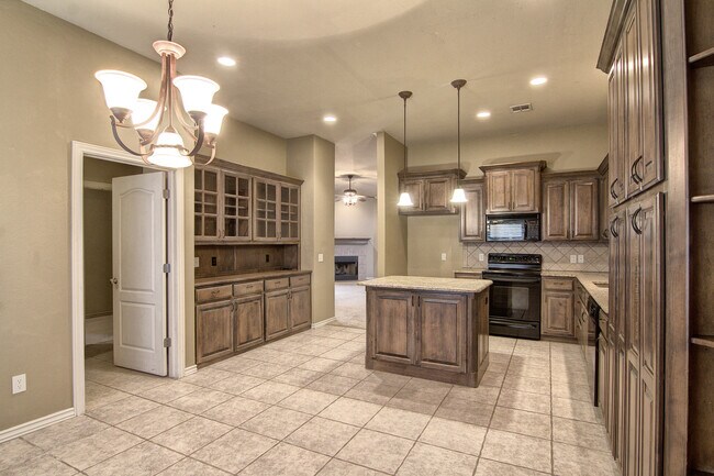 Building Photo - Spacious 3 bedroom/ Study -2264 sq ft.- Edmond Schools - Close to Quail Springs and Chisholm Cree...