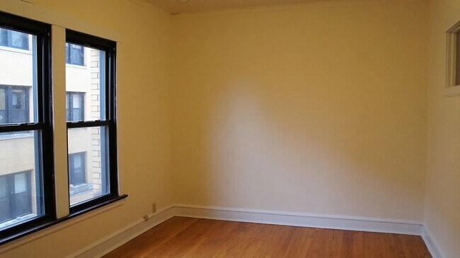 Building Photo - 2428 N Sawyer Ave