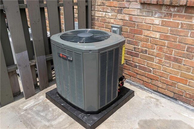 Building Photo - 3071 Colonial Way