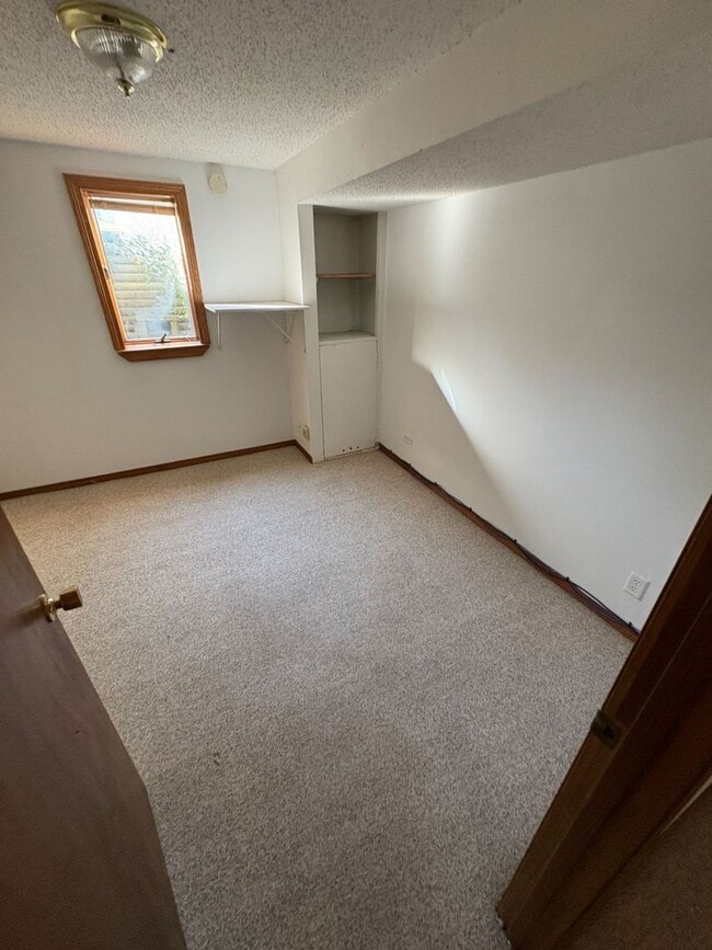 Building Photo - FOR RENT Spacious 4 Bed / 1 Bath Home on C...