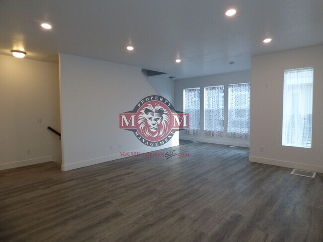 Building Photo - Great 3 Bd 2.5 Ba Townhome Rooftop Views