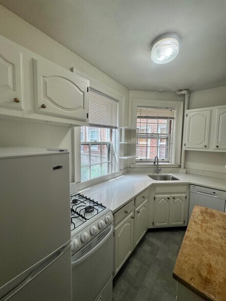 Building Photo - 77 Martin St