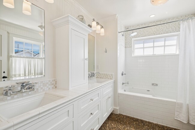 Building Photo - 2035 Miramar Dr