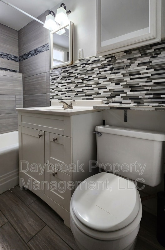 Building Photo - 1201-11 1/2 11 1/2 St N