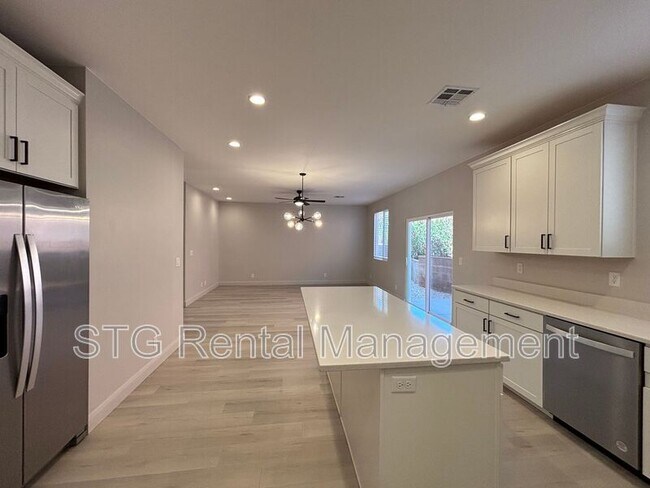 Building Photo - 840 Twin Lakes Dr