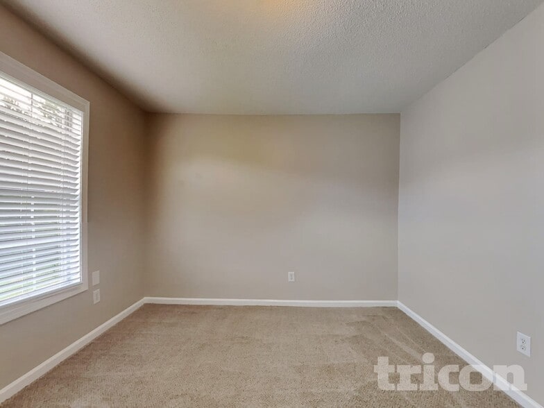 Building Photo - 477 Rosewood Cir