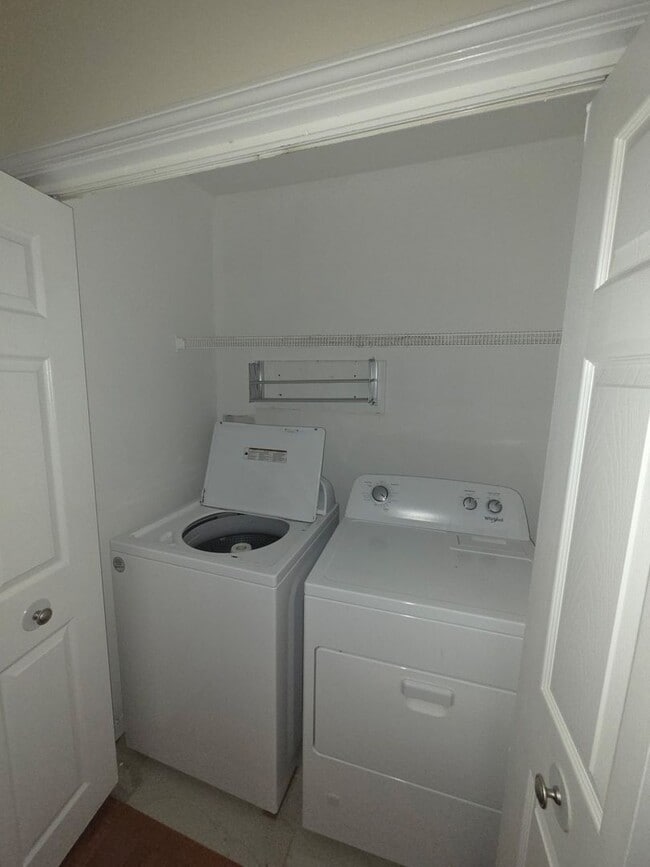 Building Photo - Spacious 5-Bedroom Home for Rent in Goshen...
