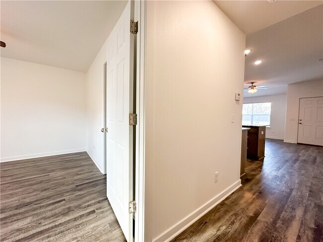 Building Photo - 325 Brook Ct
