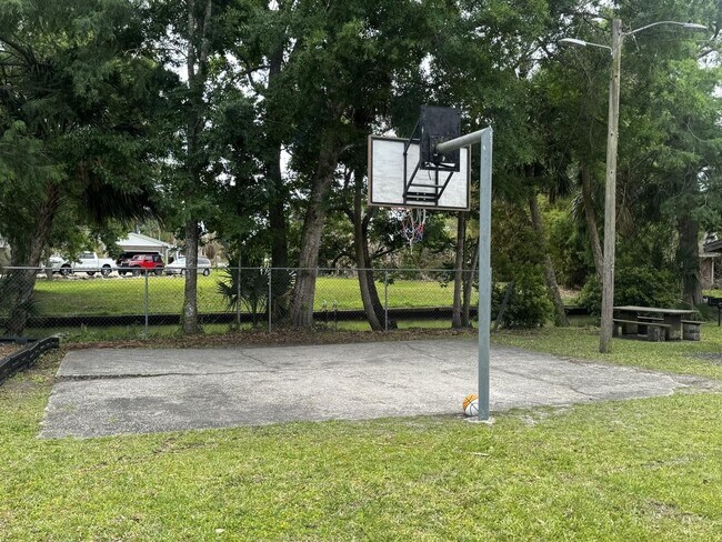 Building Photo - 4 Bedroom in Tomoka View