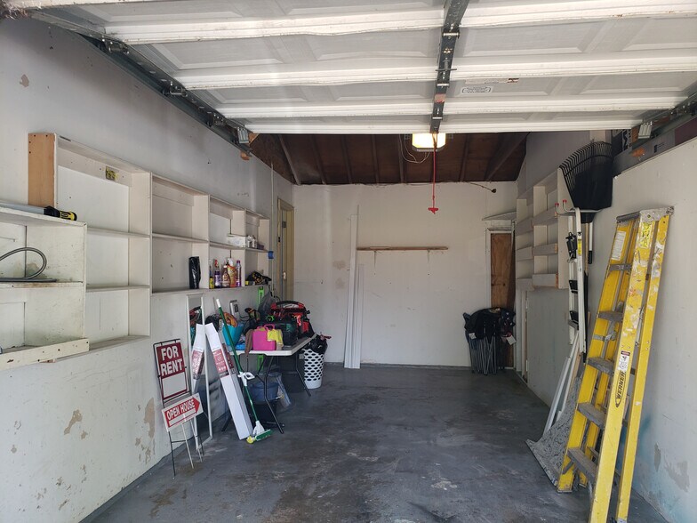 Building Photo - 1216 N Pontiac Dr